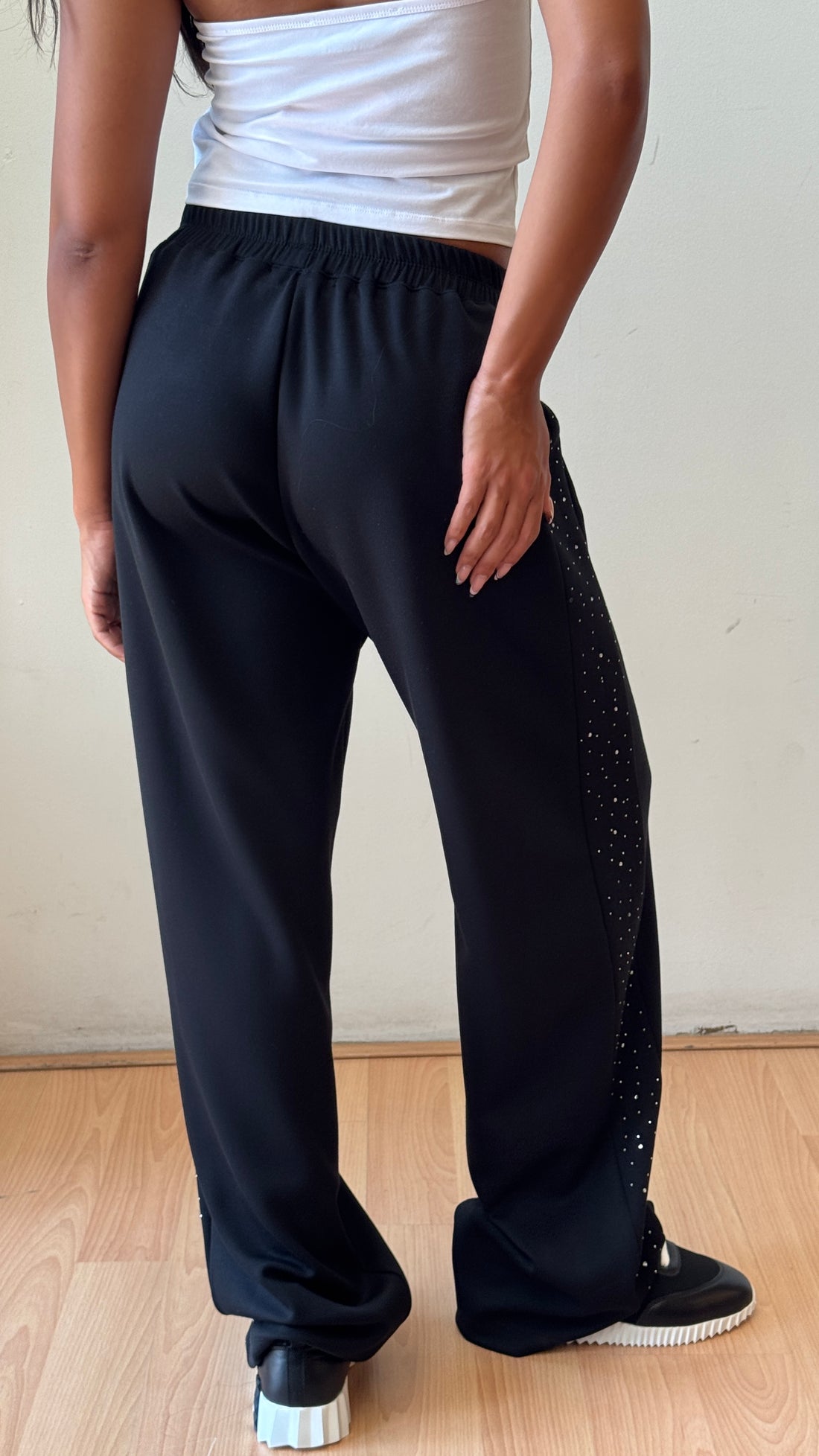 Black sweatpants with diamond on sides