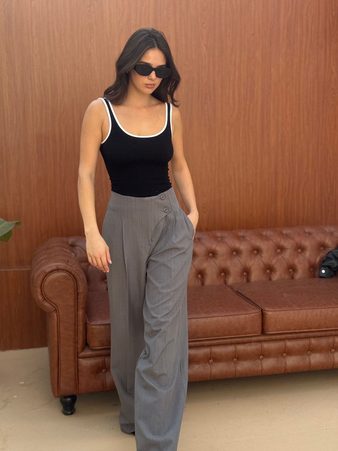 The prestige pants with lines in grey