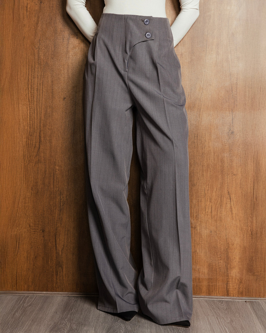 The prestige pants with lines in grey