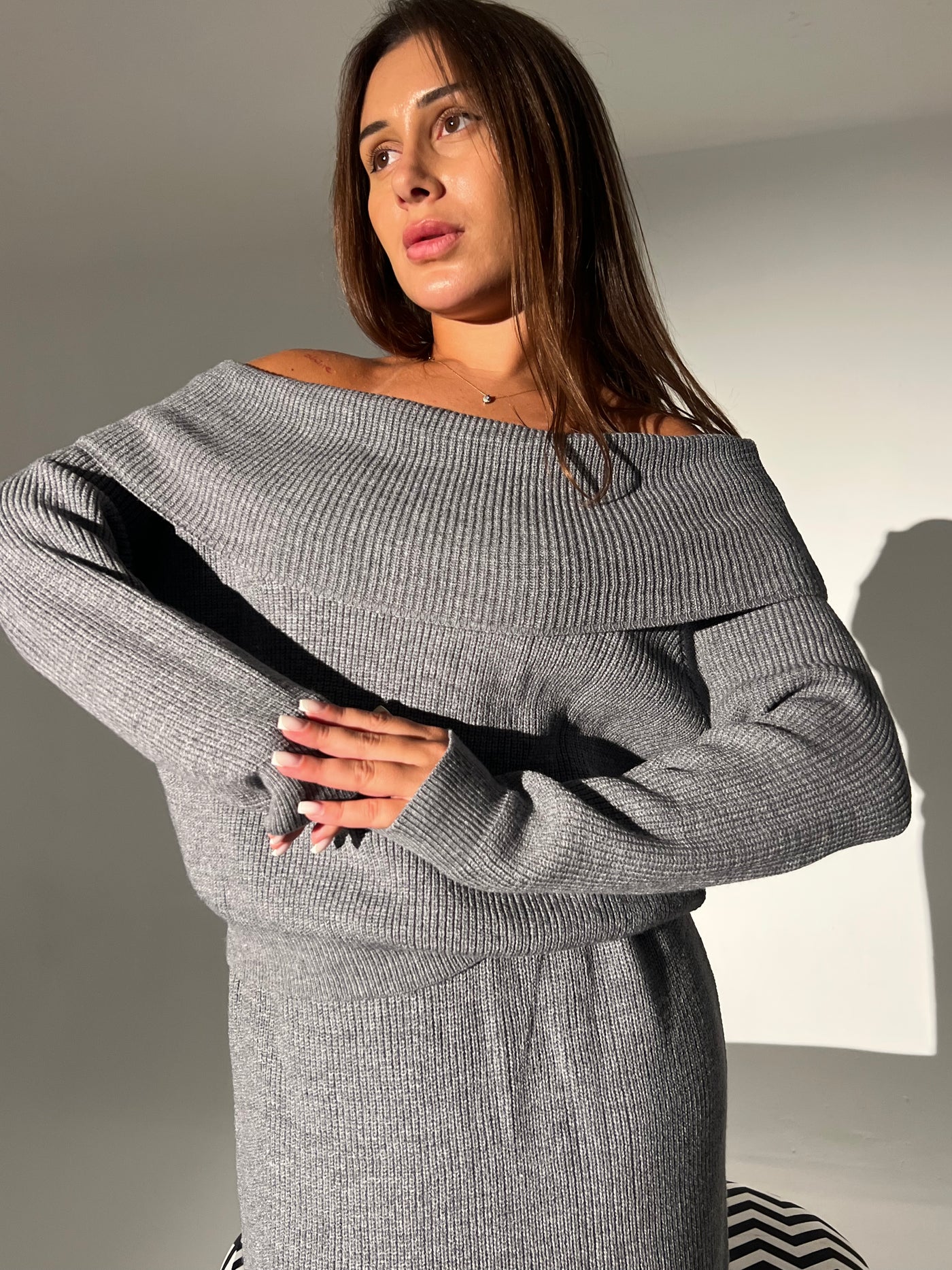Diva in grey top