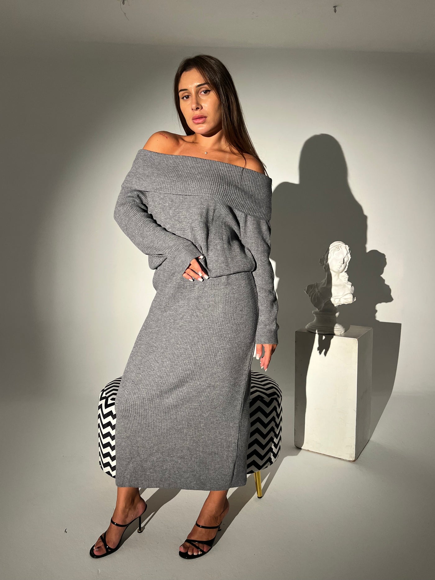 Diva in grey skirt