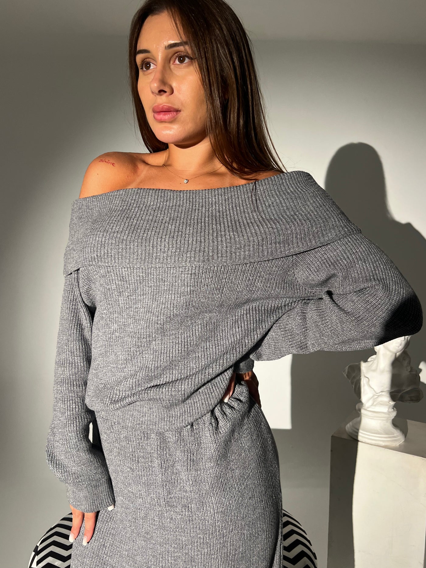 Diva in grey top